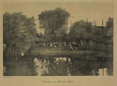 210059 Gezicht op een door bomen omgeven weiland met koeien bij een boerderij aan de Kromme Rijn in de omgeving van ...